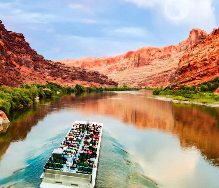 Moab: Colorado River Dinner Cruise with Music and Light Show - What the guides add to the evening