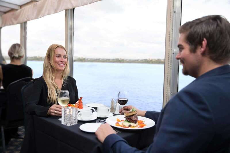 Montréal: 3 or 5-Course Dinner Cruise with DJ & Dancing - What Red Carpet really adds