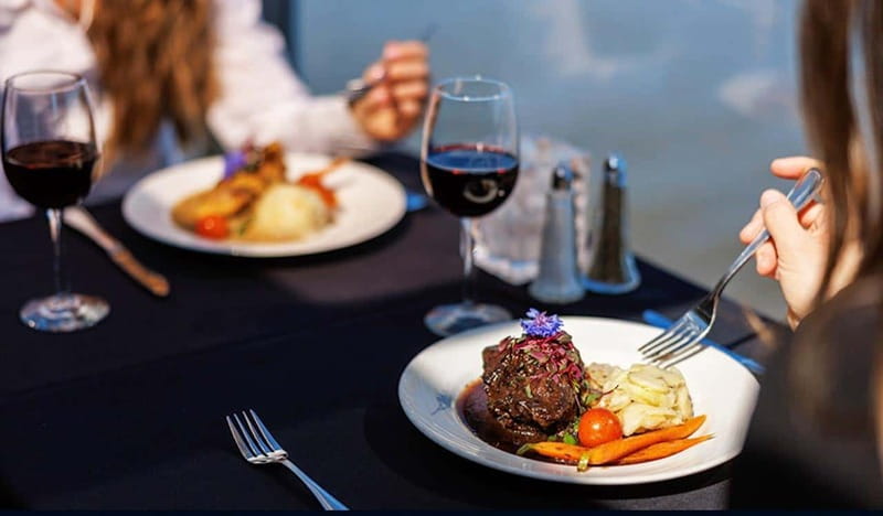 Montréal: 3 or 5-Course Dinner Cruise with DJ & Dancing - Dinner with Quebec on the plate