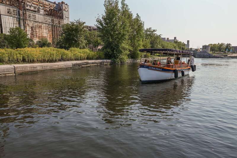 Montreal: Electric Boat Cruise with Onboard Drinks - Lachine Canal, Silo #5, and Habitat 67