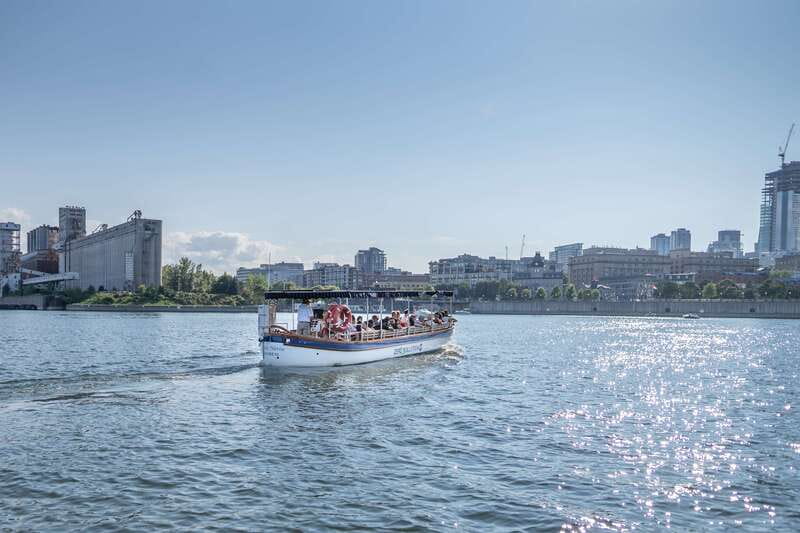 Montreal: Electric Boat Cruise with Onboard Drinks - Returning along the Clock Tower promenade