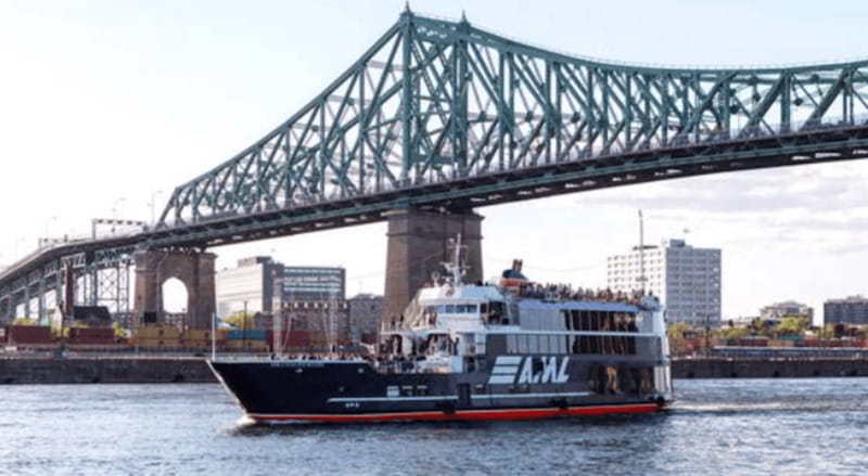 Montréal: Guided Sightseeing River Cruise - Bar, bistro, and the happy hour option
