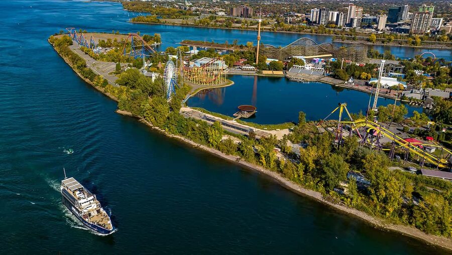Montréal: Guided Sightseeing River Cruise - What the 90-minute route shows you