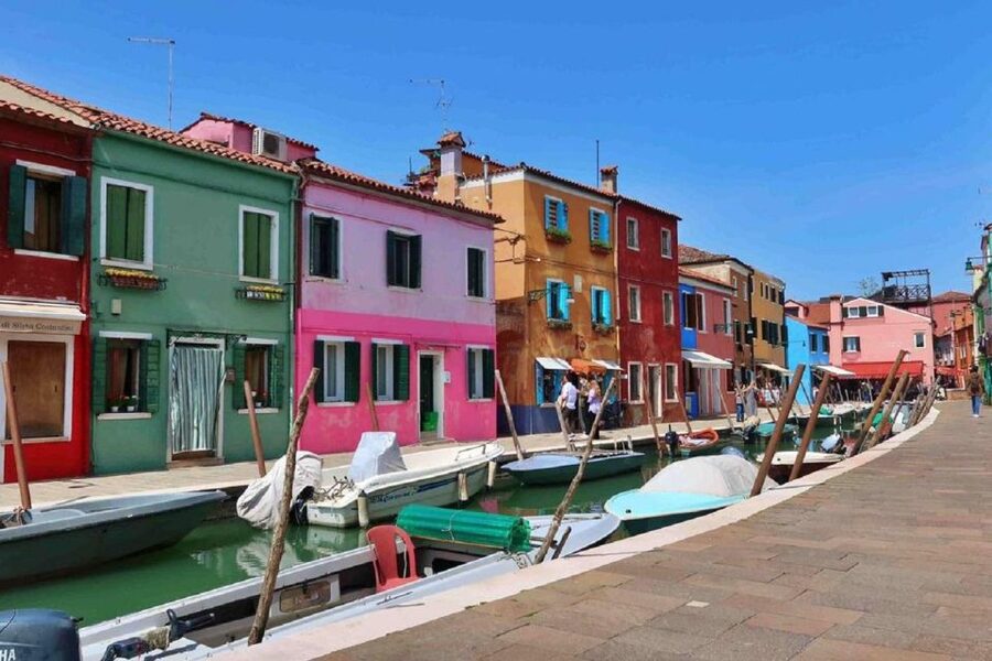 Murano & Burano: Boat Tour with Guide & Glass Factory Visit - Who should book this boat tour?