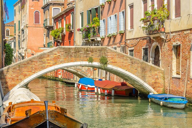 Murano & Burano Islands Guided Small-Group Tour by Private Boat - Burano: color, lace, and room to wander