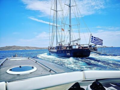 Yacht Cruise to Rhenia and Guided Tour of Delos