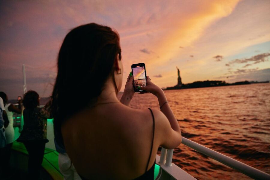 New York City: Gourmet Dinner Cruise with Live Music - Dinner, music, and the seating question