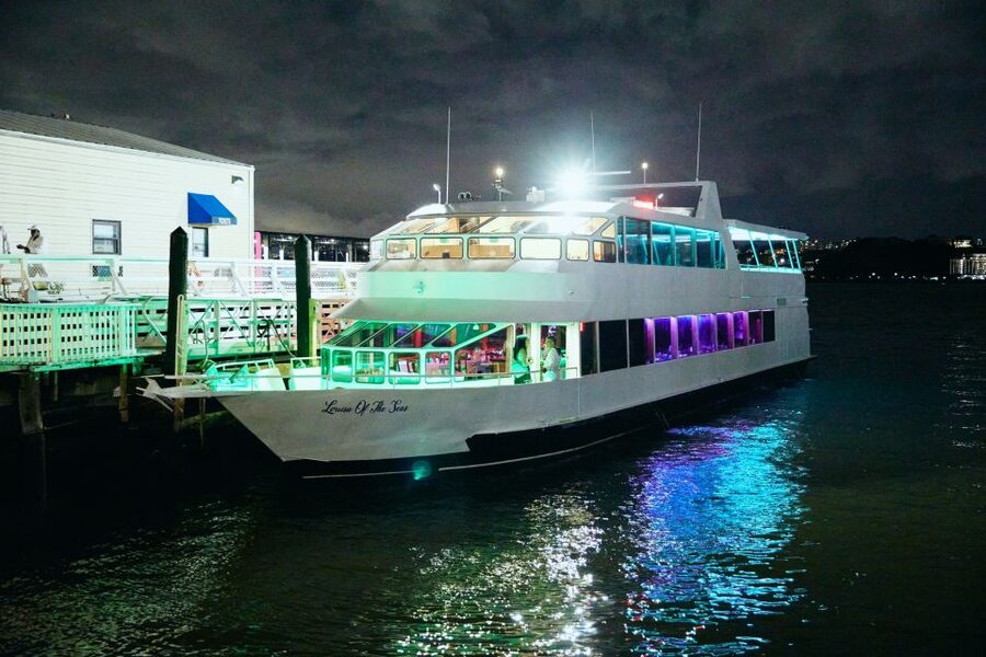 New York City: Gourmet Dinner Cruise with Live Music - Dietary requests and special occasions