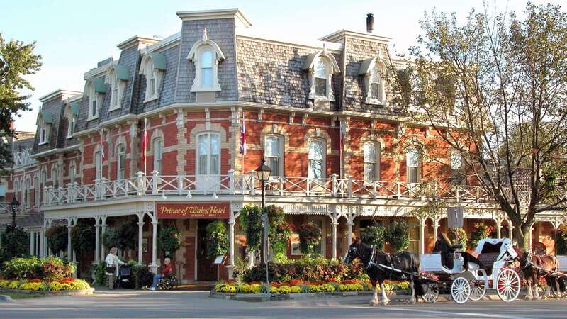 Niagara Falls: Boat, Journey Behind the Falls, & Tower Tour - Guides add the value between the attractions