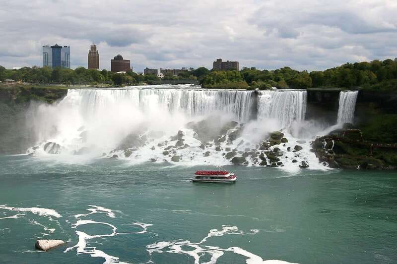 Niagara Falls, ON: Helicopter Ride with Boat & Skylon Lunch - How the guide affects the experience