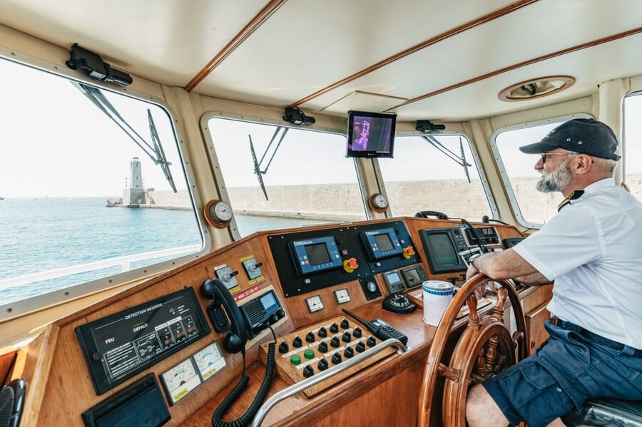 Nice: 1-Hour Sightseeing Cruise to Villefranche Bay - Commentary that keeps the hour moving