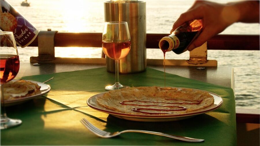 Nijmegen: River Cruise with All-You-Can-Eat Dutch Pancakes - What you see during the 75-minute cruise
