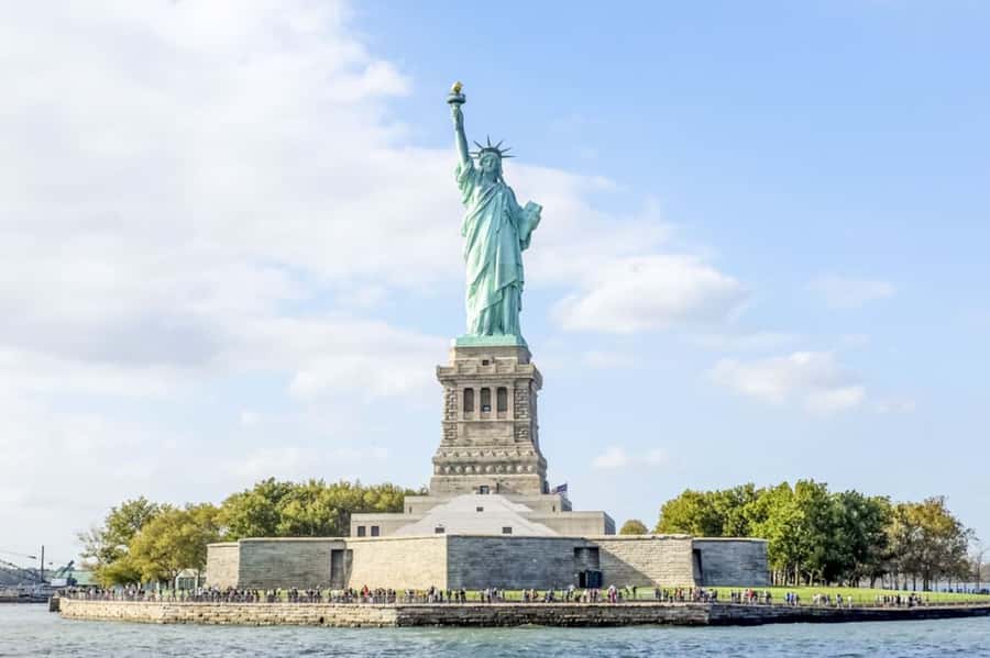 NYC: Circle Line 1-Hr Statue of Liberty Skip-The-Line Cruise - One World Trade Center and Lower Manhattan