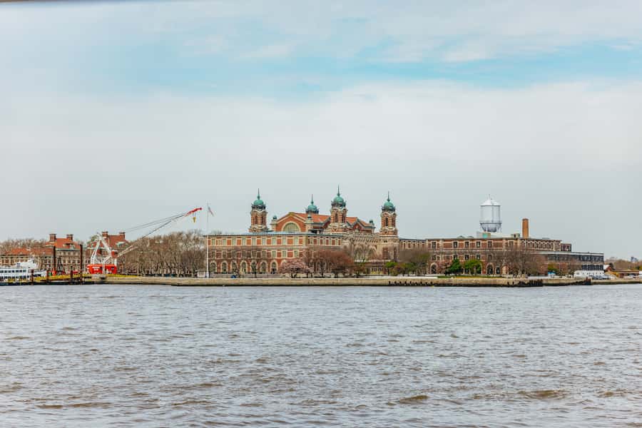 NYC: Circle Line 2.5 Hour Best of NYC Boat Cruise - Finding the best seat and managing the weather