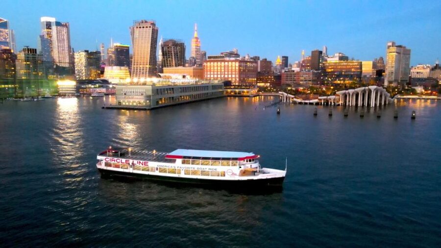 NYC: Circle Line 2h Harbor Lights Cruise Skip-The-Box-Office - Ellis Island and the approach to Lady Liberty