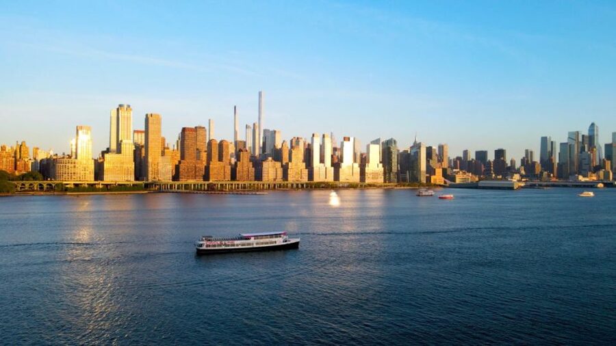 NYC: Circle Line 2h Harbor Lights Cruise Skip-The-Box-Office - Manhattan Bridge, Williamsburg Bridge, and the return north