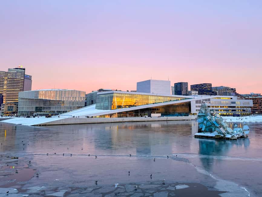Oslo: 3-Course Dinner & Live Music Cruise on the Oslofjord - A quiet start at Rådhusbrygge 2