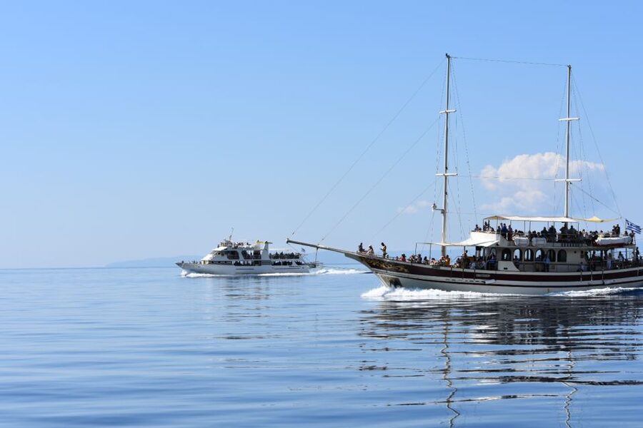 Ouranoupoli: Mount Athos Peninsula Sightseeing Cruise - Eight monasteries, seen from close offshore