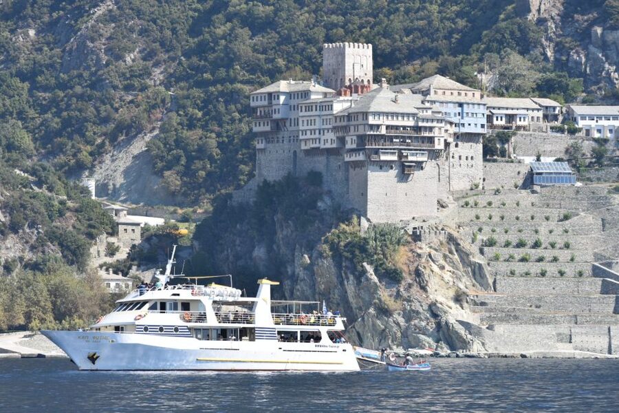 Ouranoupoli: Mount Athos Peninsula Sightseeing Cruise - Leaving Ouranoupoli for the western coast