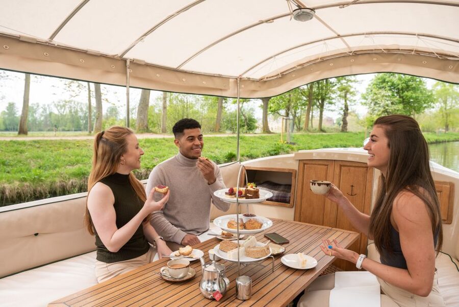 Oxford: Sightseeing River Cruise with Afternoon Tea - Passing Iffley Lock and leaving the city behind