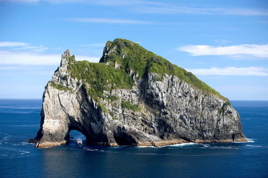 Paihia/Russell: Hole in the Rock, Dolphins & Island Cruise - Sailing through the 144 islands