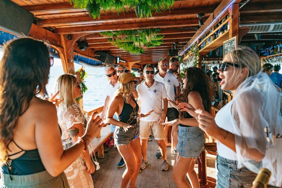 Palma de Mallorca: Daytime Cruise with Swim Stop - Music, dancing, and the onboard atmosphere