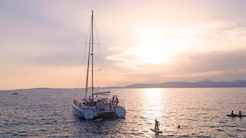 Palma de Mallorca: Deluxe Catamaran Sailing Tour with Meal - Why the Oasis feels less crowded than other Palma boat trips