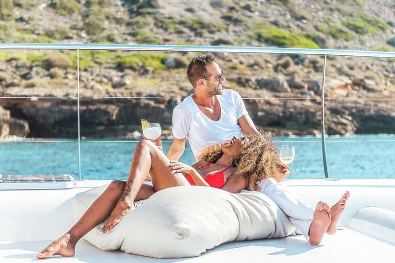 Palma de Mallorca: Half-Day Catamaran Tour with Buffet Meal - Regular or VIP: what are you really paying for?