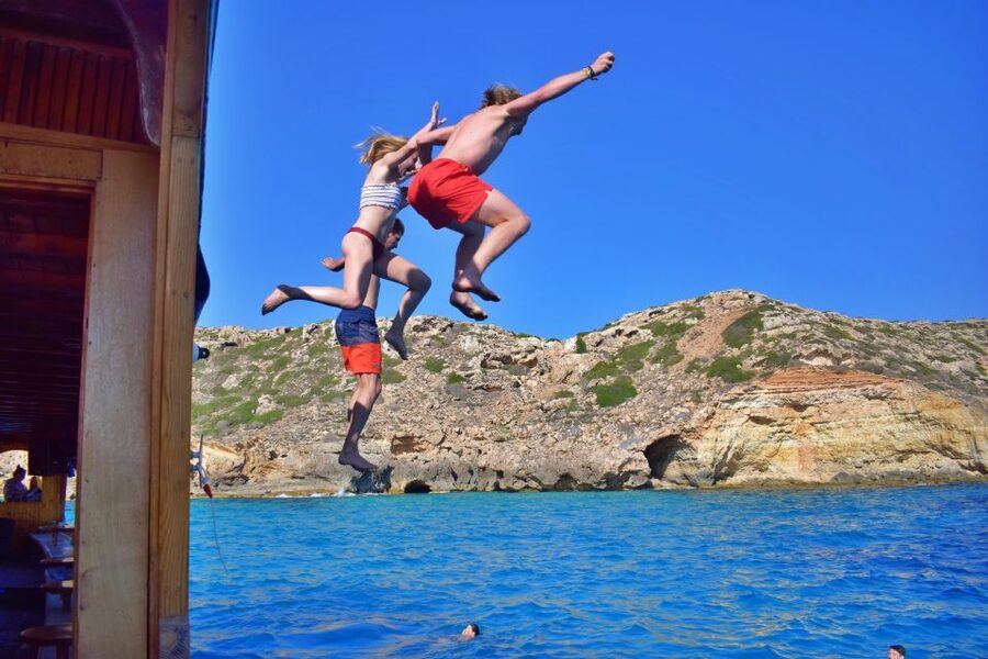 Palma de Mallorca: Palma Bay Boat Tour with Snorkeling - Pizza, buffet-style food, and the onboard bar