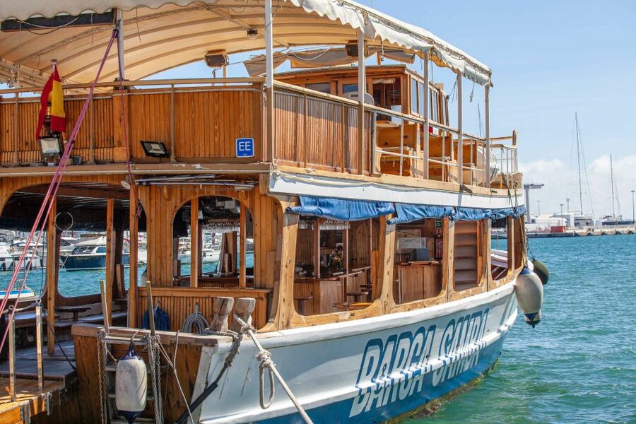 Palma de Mallorca: Palma Bay Boat Tour with Snorkeling - Finding Barca Samba at the pier