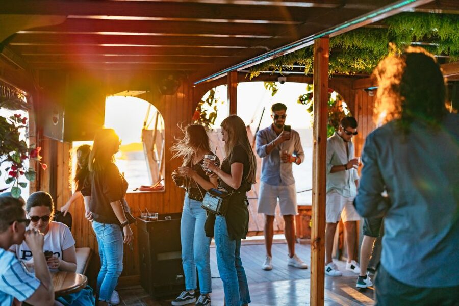 Palma de Mallorca: Sunset Boat Tour - Pizza, water, and the onboard bar