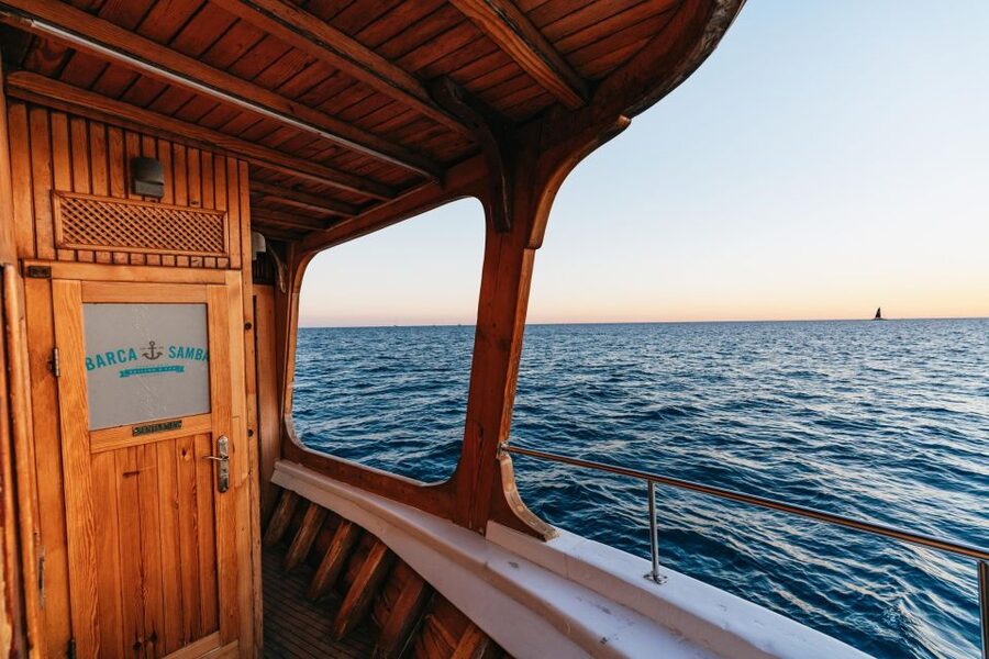Palma de Mallorca: Sunset Boat Tour - Choosing between the upper deck and dance floor