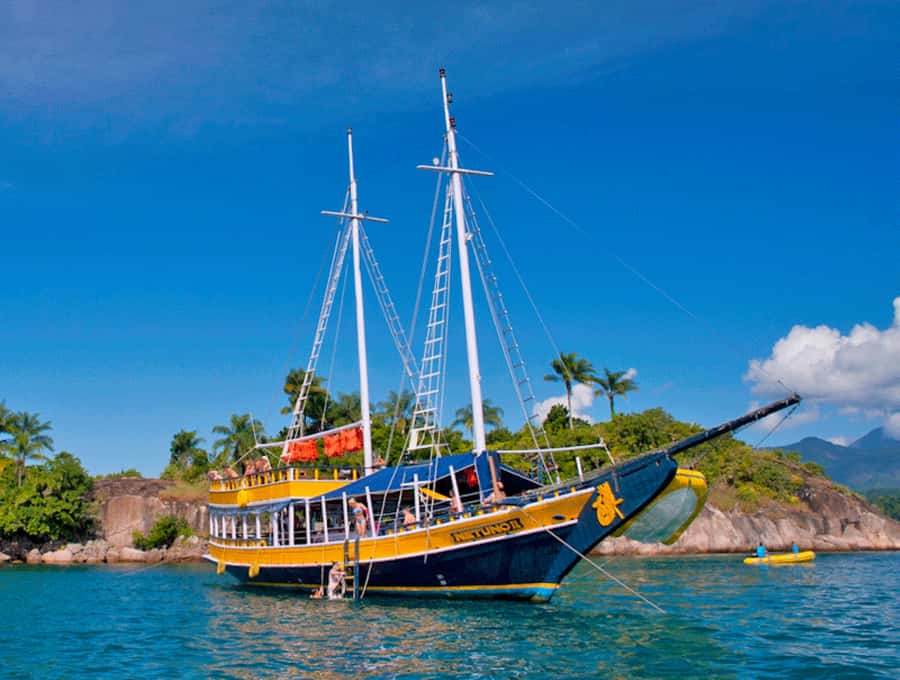 Paraty Bay: Islands & Beaches Boat Tour with Snorkeling - Why Paraty Bay works so well from a boat