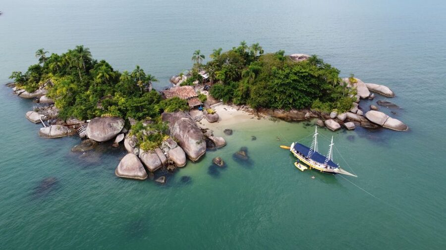 Paraty Bay: Islands & Beaches Boat Tour with Snorkeling - Food, drinks, and the onboard atmosphere