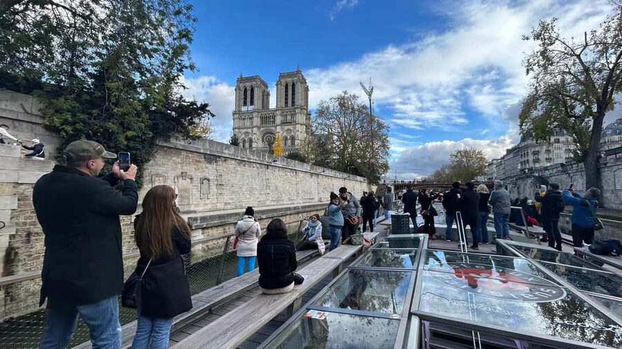Paris: 1-Hour Seine Cruise departing from the Eiffel Tower - Finding the boat beneath the Eiffel Tower