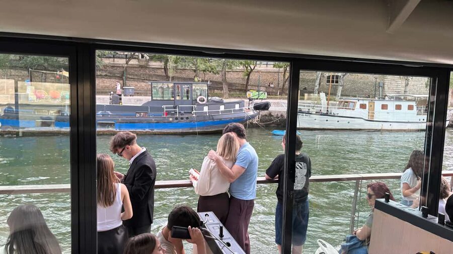 Paris: 1-Hour Seine Cruise departing from the Eiffel Tower - Musée d’Orsay and the elegant riverbanks