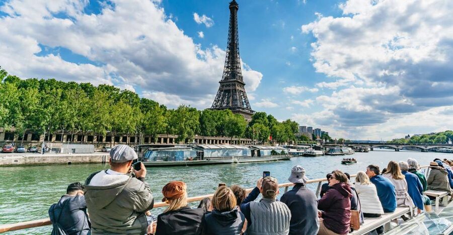 Paris: 1-Hour Seine Cruise departing from the Eiffel Tower - Île de la Cité and Notre Dame