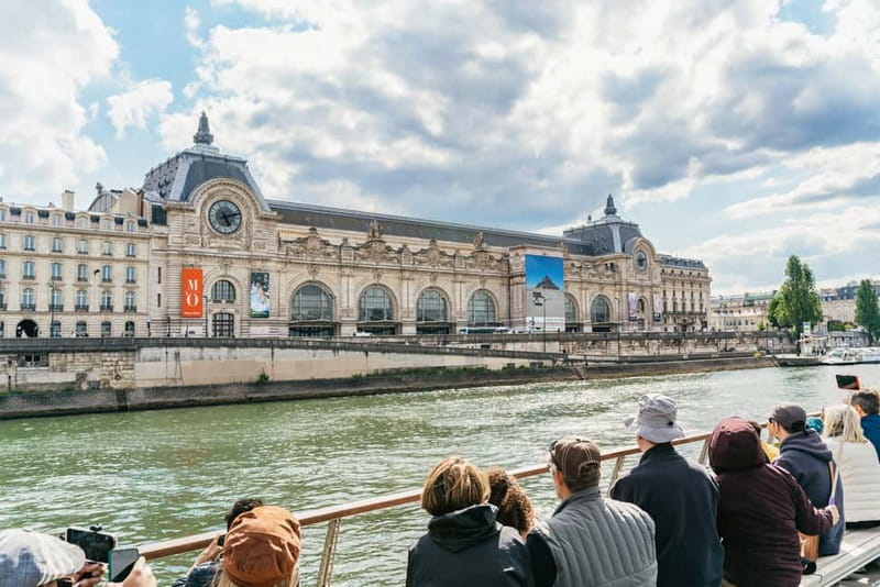 Paris: 1-Hour Seine Cruise departing from the Eiffel Tower - Hôtel de Ville, the Louvre, and Place de la Concorde