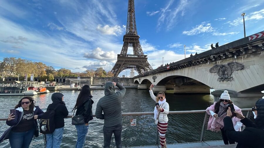 Paris: 1-Hour Sightseeing Cruise and 3-Course Bistro Dinner - What this Paris package really includes