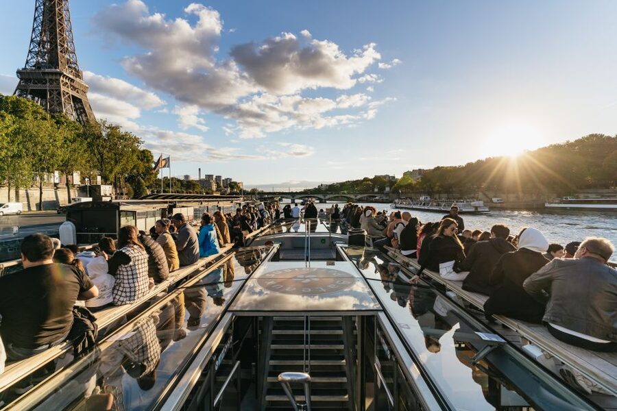 Paris: 1-Hour Sightseeing Cruise and 3-Course Bistro Dinner - Dinner with the Eiffel Tower in view