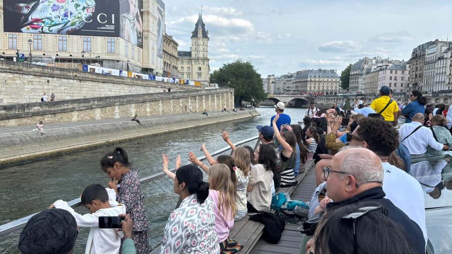 Paris: 1-Hour Sightseeing Cruise and 3-Course Bistro Dinner - Choosing between the upper deck and the covered area