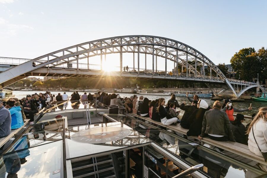Paris: 1-Hour Sightseeing Cruise and 3-Course Bistro Dinner - Who will enjoy this experience most?