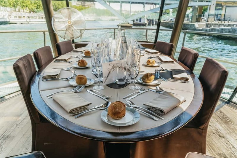 Paris: 2-Hour River Seine Lunch Cruise with 3-course-menu - Hôtel de Ville and the Louvre
