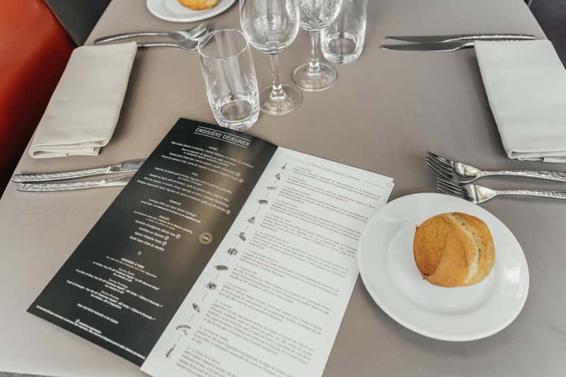 Paris: 2-Hour River Seine Lunch Cruise with 3-course-menu - Choosing a seat and handling the weather