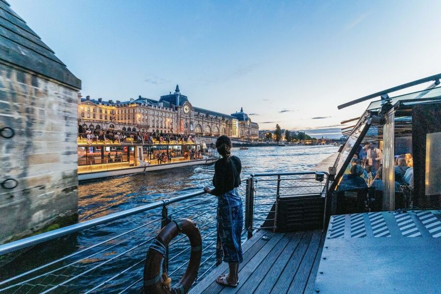 Paris: 3-Course-Dinner Cruise on the Seine with live music - A Paris dinner with the city moving past your table