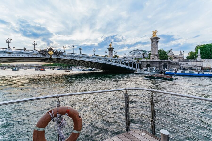 Paris: 3-Course-Dinner Cruise on the Seine with live music - How the dinner works on board