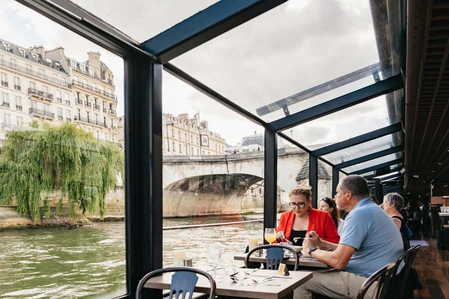 Paris : 3-Course Gourmet Dinner Cruise on Seine River - Who will enjoy this most