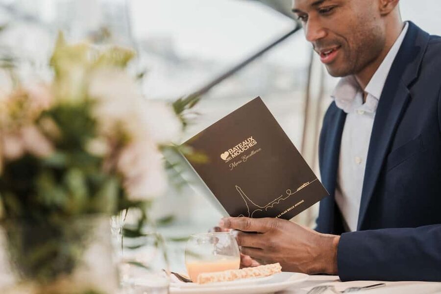 Paris: 4-Course Dinner Cruise on Seine River with Live Music - Key points to know before booking