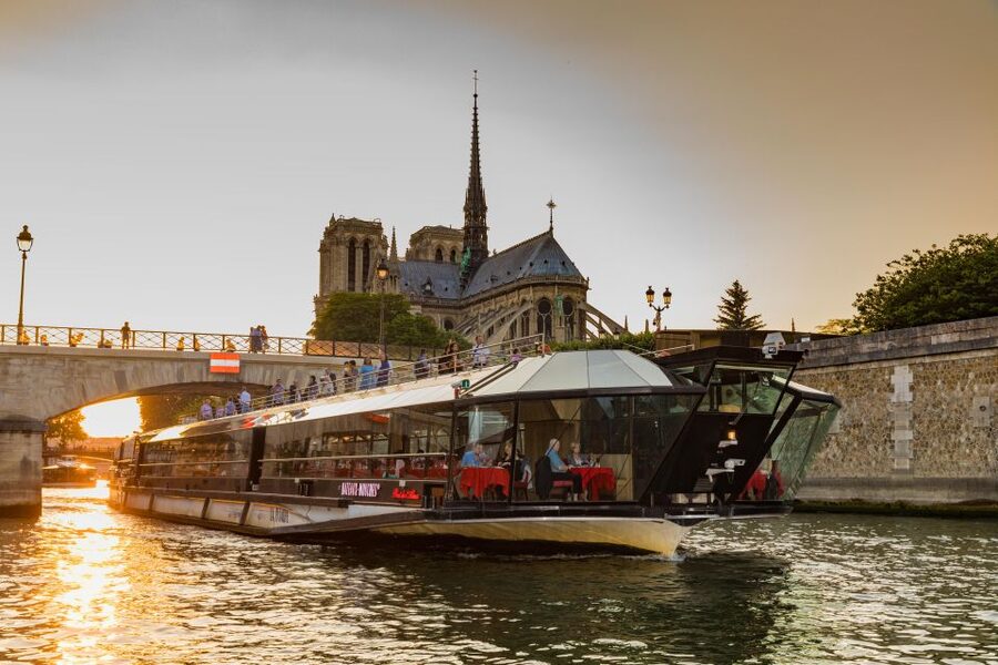Paris: 4-Course Dinner Cruise on Seine River with Live Music - Boarding near Pont de l’Alma