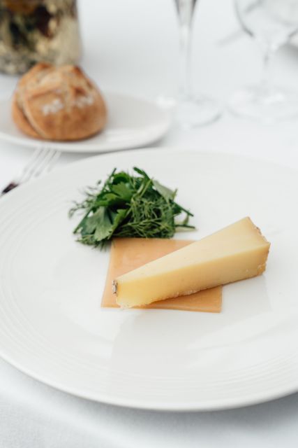 Paris: 4-Course Dinner Cruise on Seine River with Live Music - Musée d’Orsay, the Louvre, and Pont des Arts